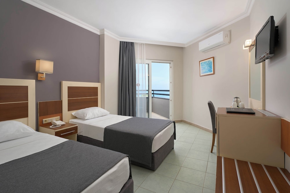 Krizantem Hotel - All Inclusive — Hotel rooms in Alanya