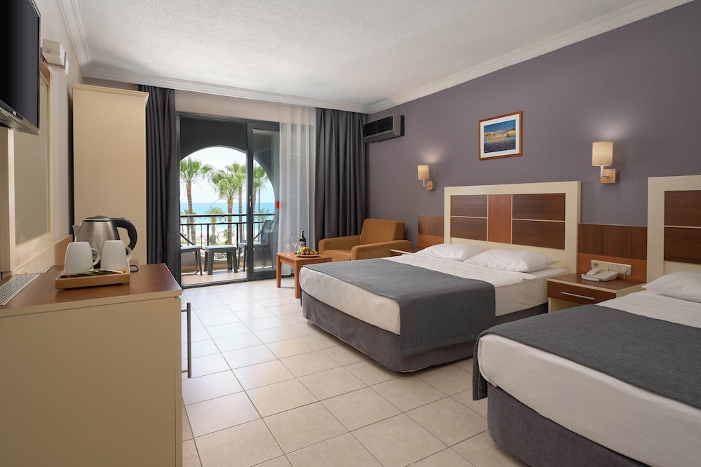 Krizantem Hotel - All Inclusive — Hotel rooms in Alanya