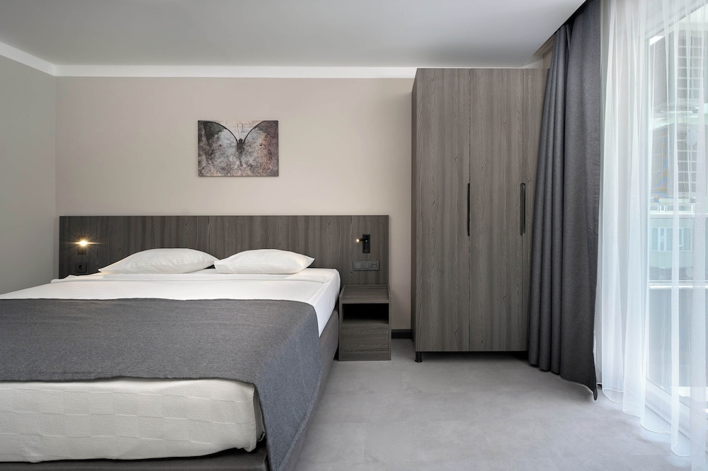 Krizantem Hotel - All Inclusive — Hotel rooms in Alanya