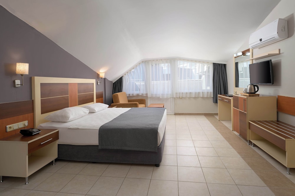 Krizantem Hotel - All Inclusive — Hotel rooms in Alanya