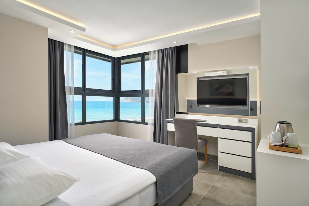 Krizantem Hotel - All Inclusive — Hotel rooms in Alanya