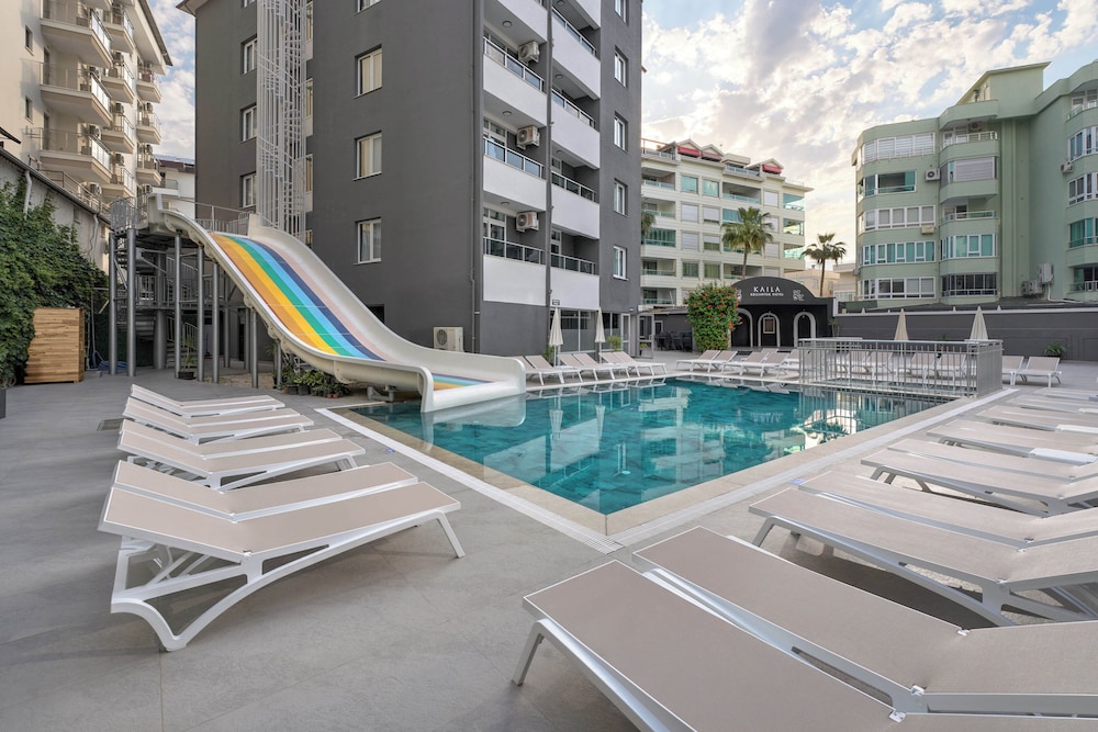 Krizantem Hotel - All Inclusive — Swimming pool in Alanya