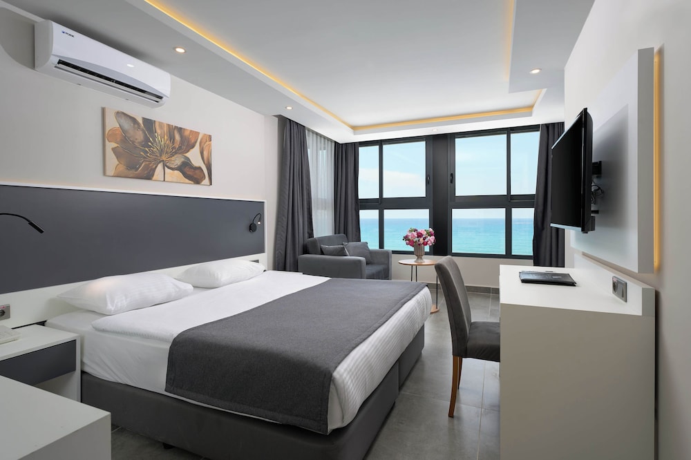 Krizantem Hotel - All Inclusive — Hotel rooms in Alanya