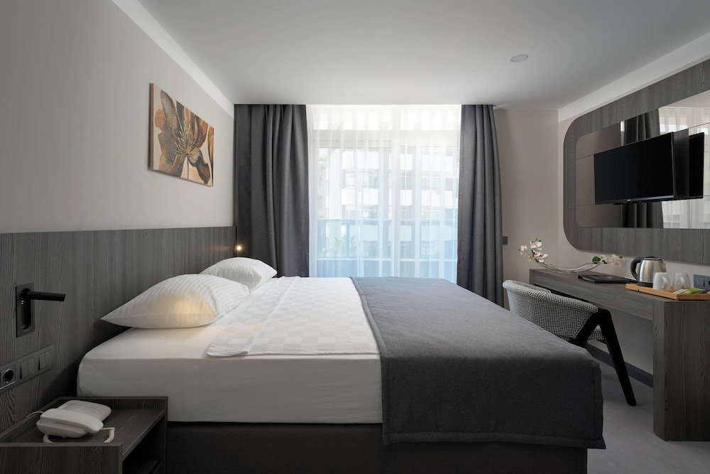 Krizantem Hotel - All Inclusive — Hotel rooms in Alanya