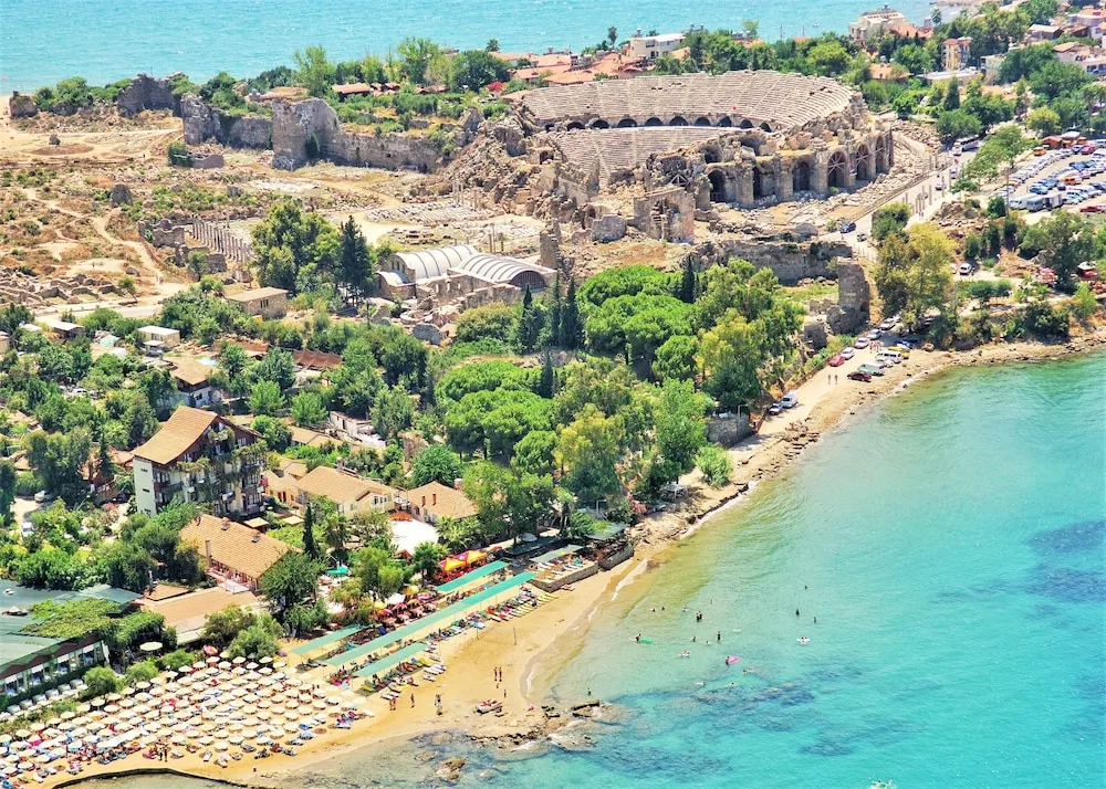 Leda Beach Hotel