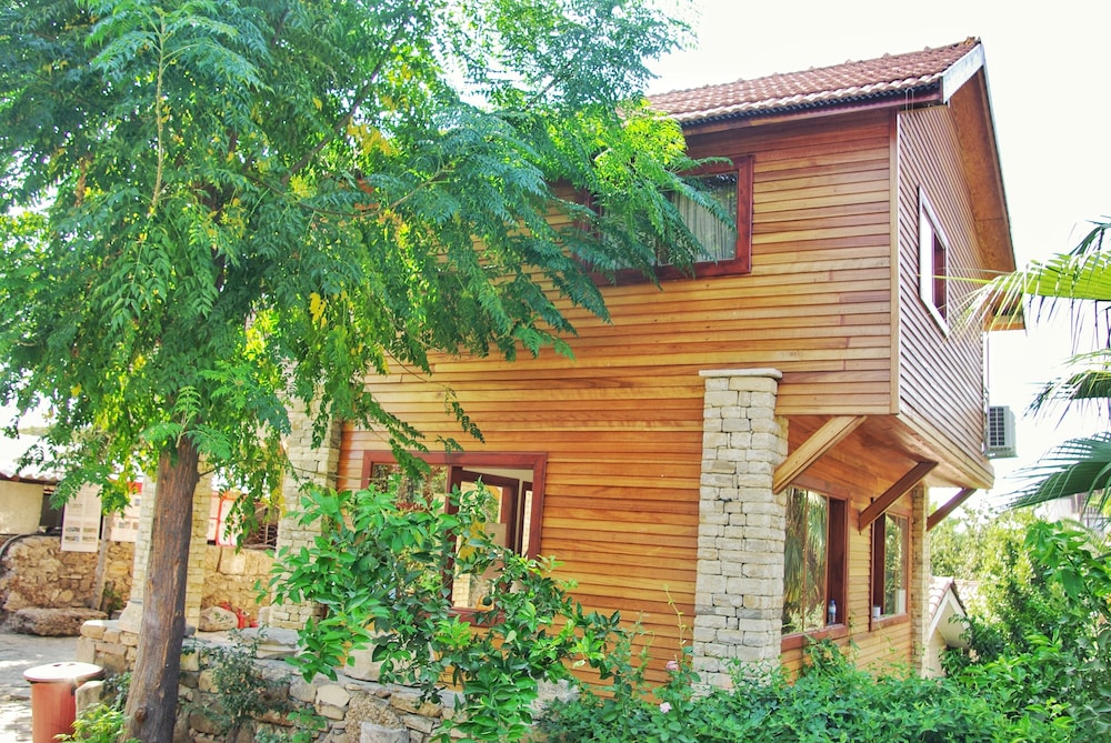 Leda Beach Hotel — Hotel building in Side