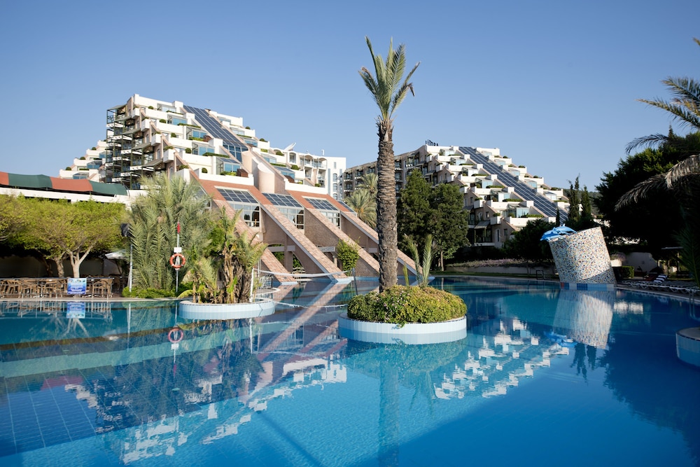 Limak Limra Hotel & Resort — Swimming pool in Kemer