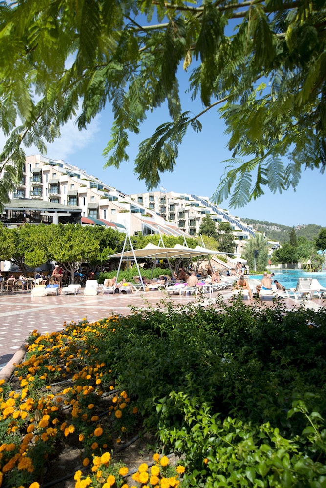 Limak Limra Hotel & Resort — Swimming pool in Kemer