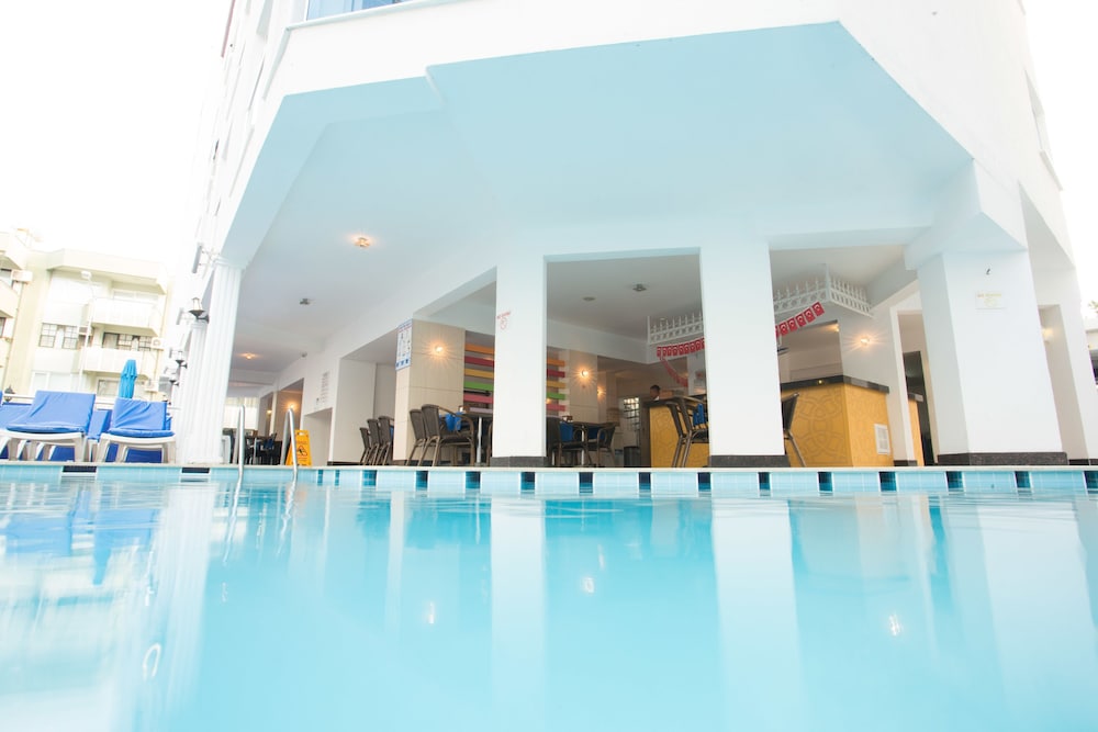 Cleopatra Golden Beach Hotel — Swimming pool in Alanya