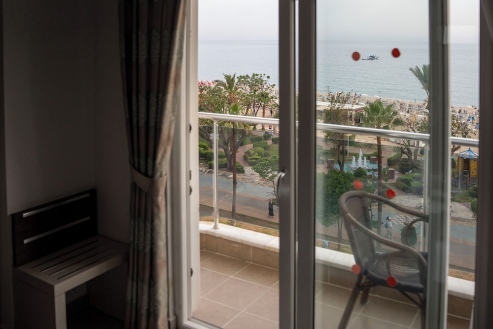 Cleopatra Golden Beach Hotel — Hotel rooms in Alanya