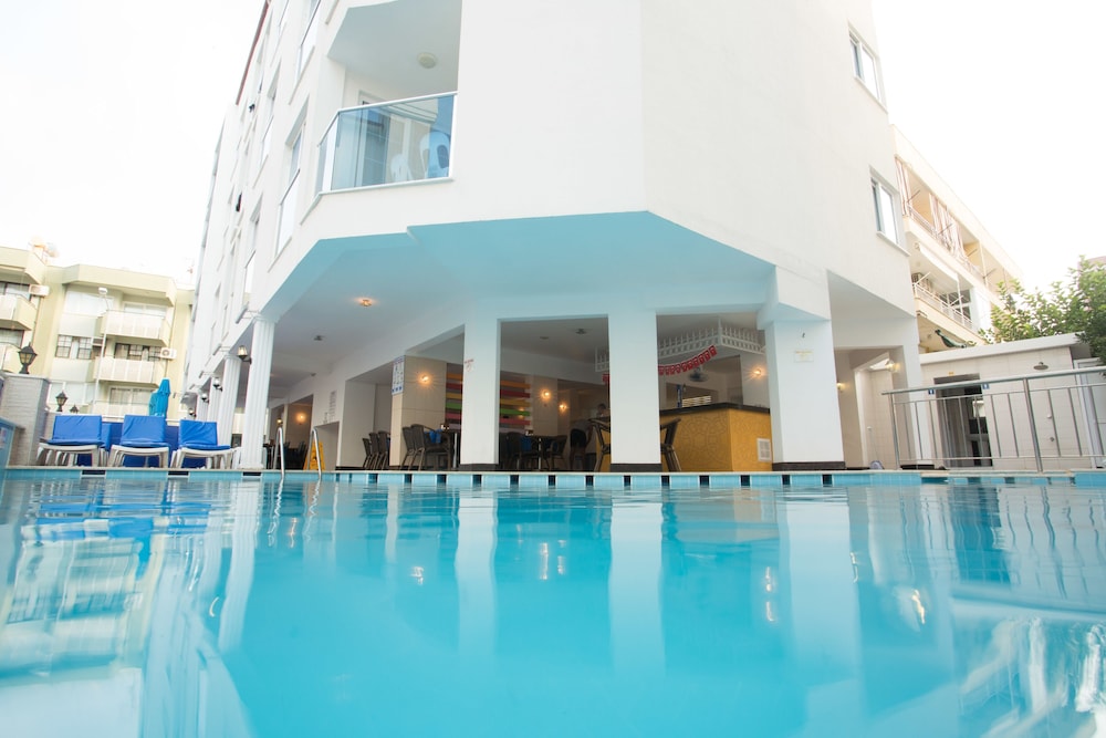 Cleopatra Golden Beach Hotel — Swimming pool in Alanya