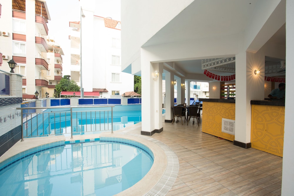 Cleopatra Golden Beach Hotel — Swimming pool in Alanya