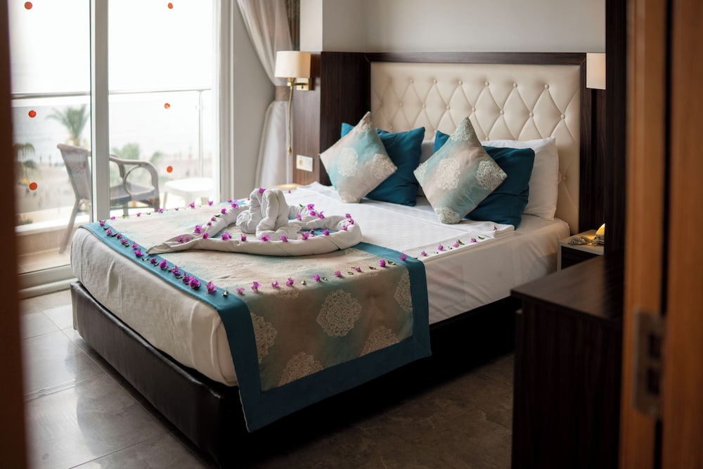 Cleopatra Golden Beach Hotel — Hotel rooms in Alanya
