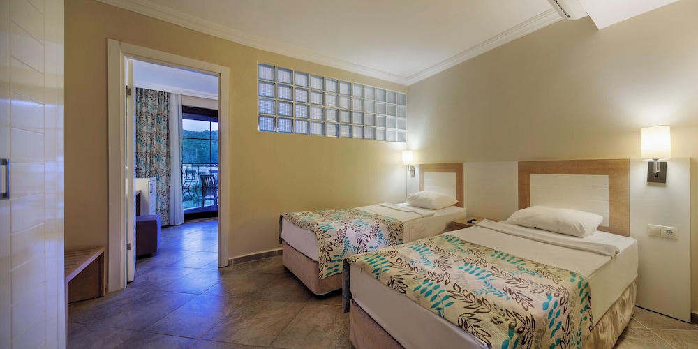 Green Bay Resort & Spa - All inclusive — Hotel rooms in Milas, Mugla