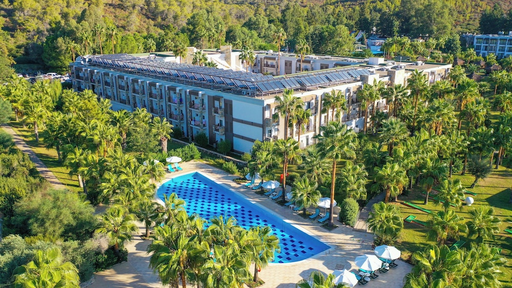 Green Bay Resort & Spa - All inclusive — Hotel building in Milas, Mugla