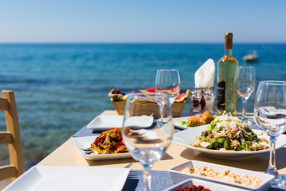 Theo Star Beach Hotel — Restaurant & bars in Malia