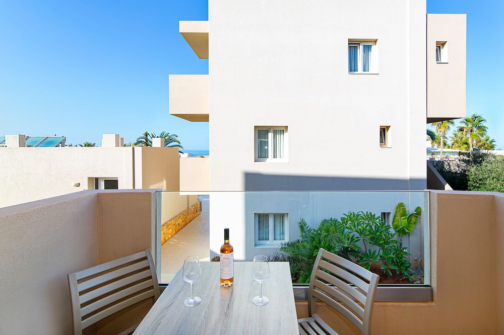 Theo Star Beach Hotel — Hotel building in Malia