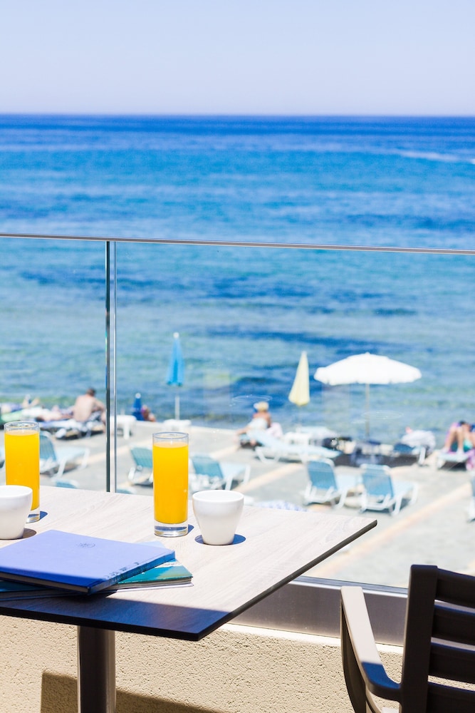 Theo Star Beach Hotel — Restaurant & bars in Malia