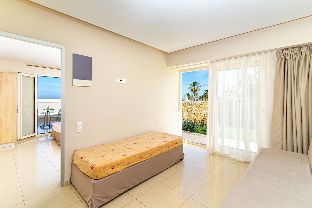 Theo Star Beach Hotel — Hotel rooms in Malia