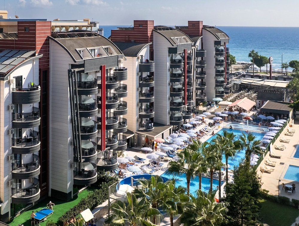 Grand Uysal Beach&Spa Hotel - All inclusive — Hotel building in Alanya