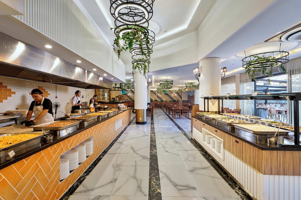 Grand Uysal Beach&Spa Hotel - All inclusive — Restaurant & bars in Alanya