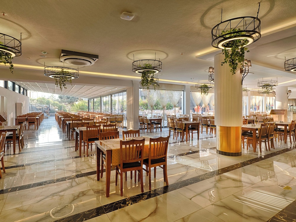 Grand Uysal Beach&Spa Hotel - All inclusive — Restaurant & bars in Alanya