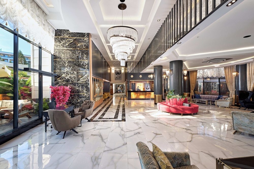 Grand Uysal Beach&Spa Hotel - All inclusive — Hotel building in Alanya
