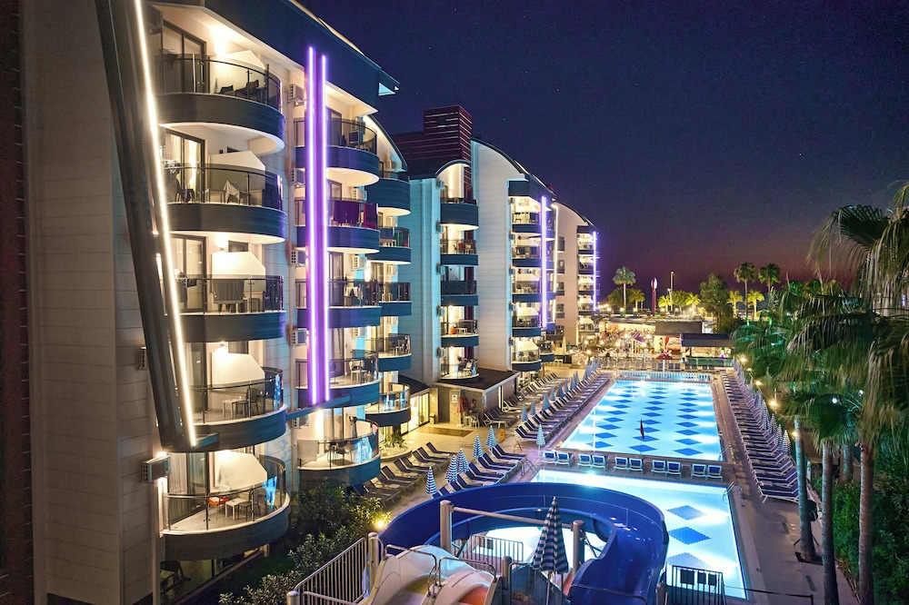 Grand Uysal Beach&Spa Hotel - All inclusive — Hotel building in Alanya