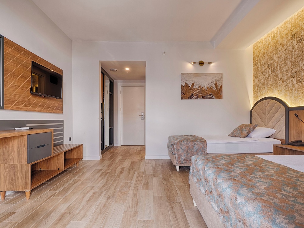 Grand Uysal Beach&Spa Hotel - All inclusive — Hotel rooms in Alanya