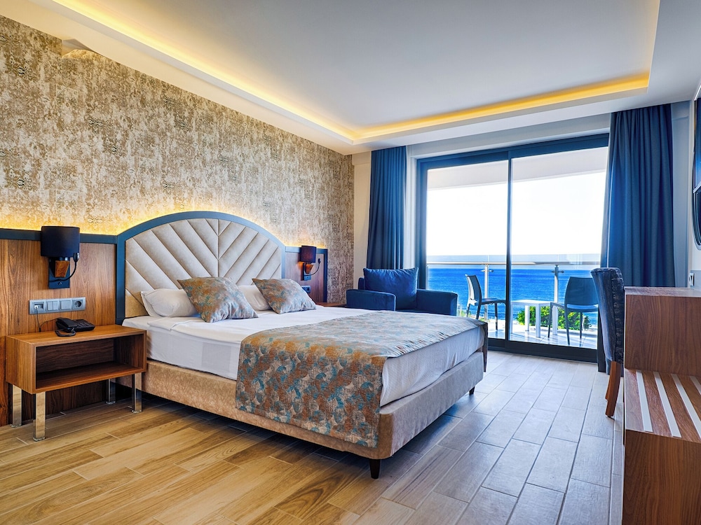Grand Uysal Beach&Spa Hotel - All inclusive — Hotel rooms in Alanya