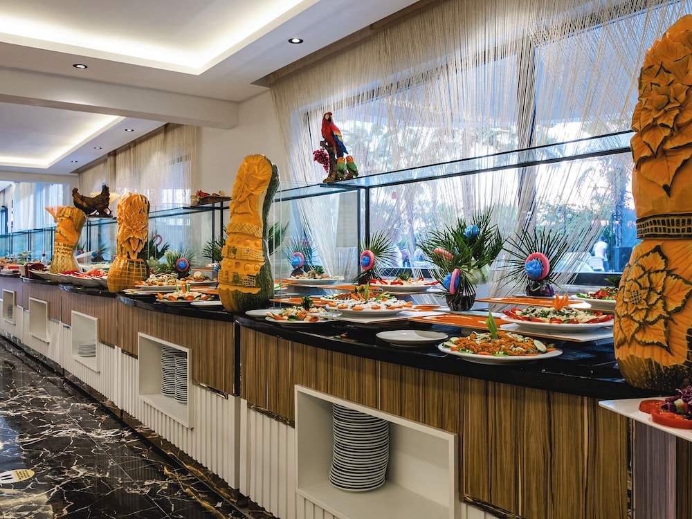 Grand Uysal Beach&Spa Hotel - All inclusive — Restaurant & bars in Alanya