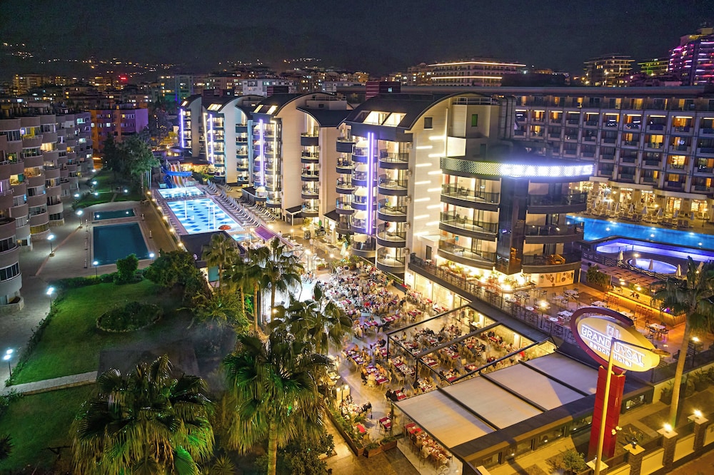 Grand Uysal Beach&Spa Hotel - All inclusive — Hotel building in Alanya