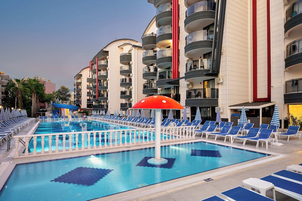 Grand Uysal Beach&Spa Hotel - All inclusive — Swimming pool in Alanya
