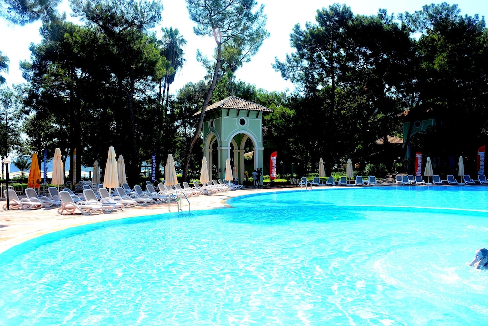 Meder Resort Hotel — Swimming pool in Kemer