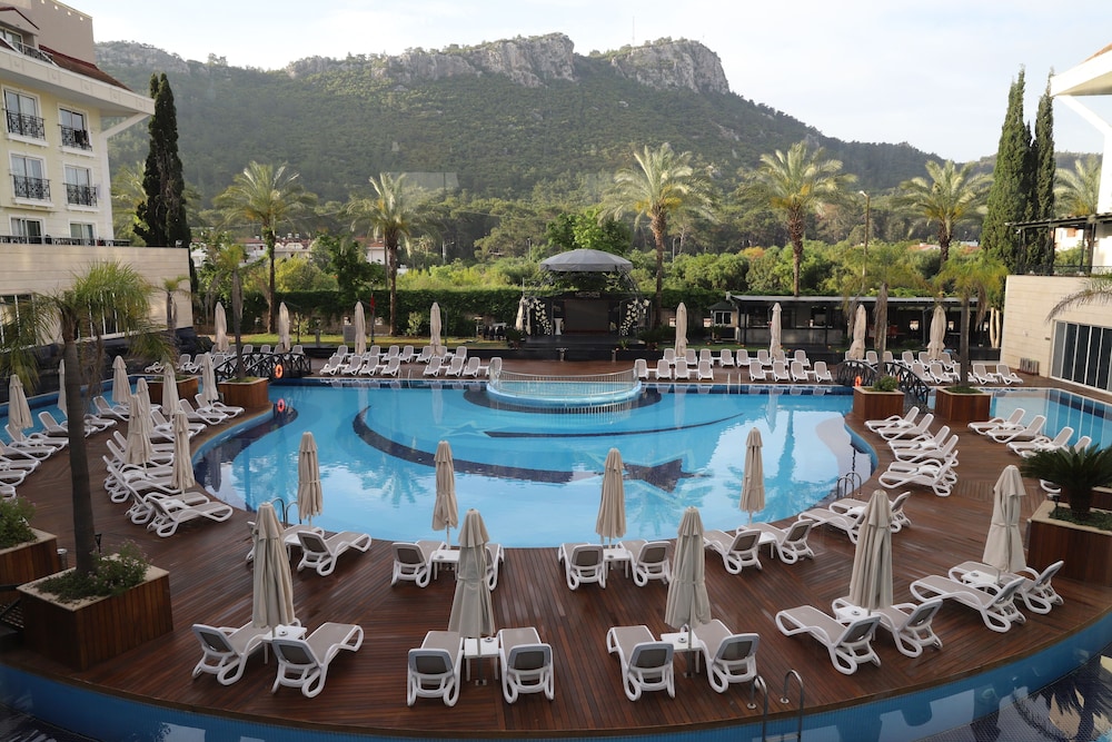 Meder Resort Hotel — Swimming pool in Kemer