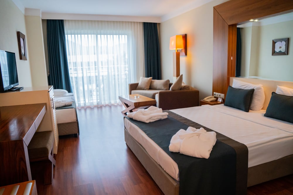 Meder Resort Hotel — Hotel rooms in Kemer