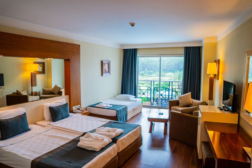 Meder Resort Hotel — Hotel rooms in Kemer