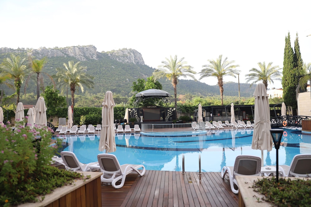 Meder Resort Hotel — Swimming pool in Kemer