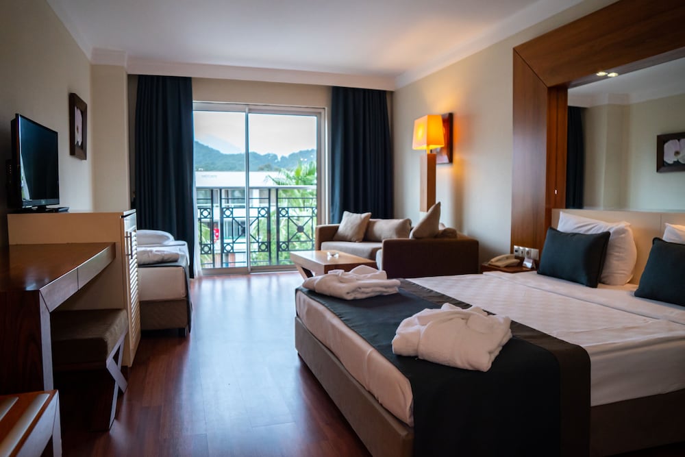 Meder Resort Hotel — Hotel rooms in Kemer