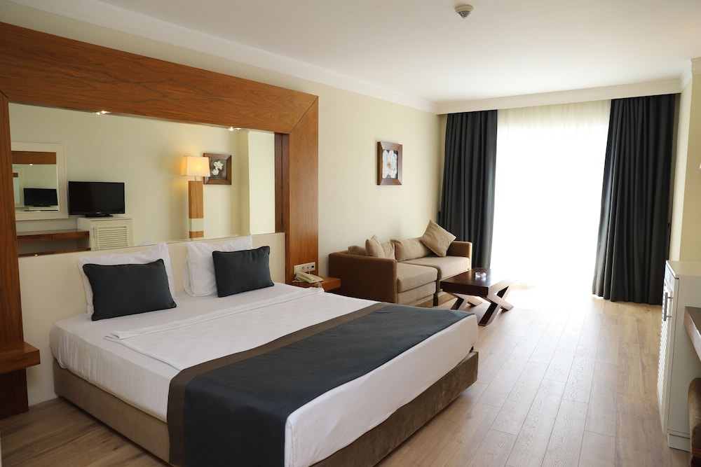 Meder Resort Hotel — Hotel rooms in Kemer