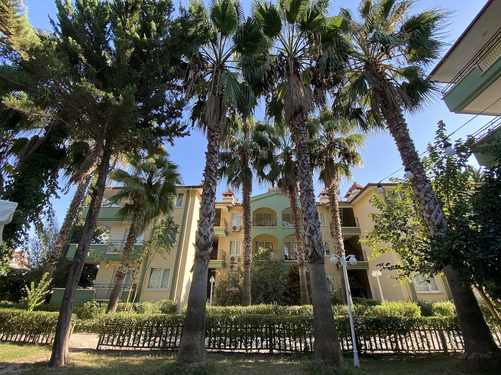 Melissa Garden Apart Hotel — Hotel building in Side