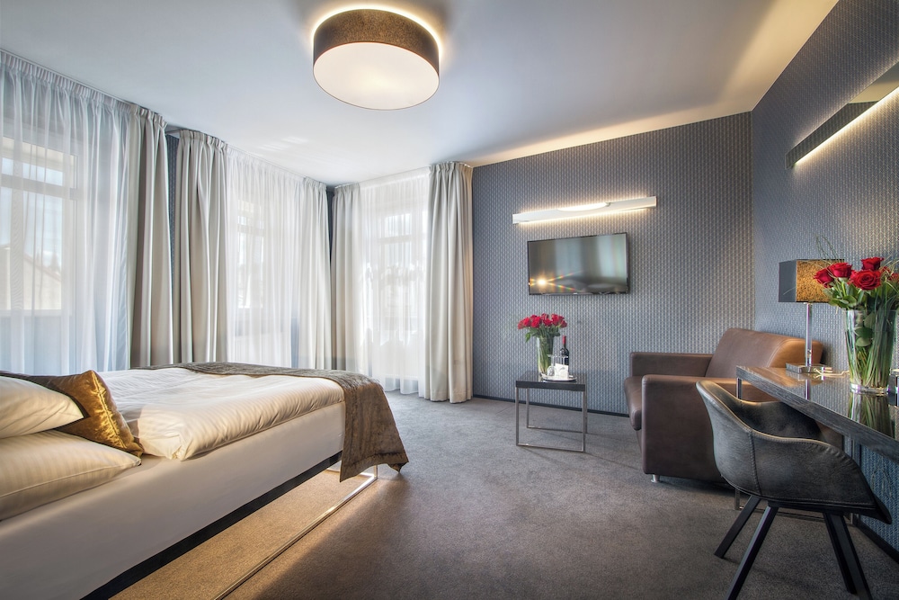 Hotel Mucha — Hotel rooms in Prague, Prague