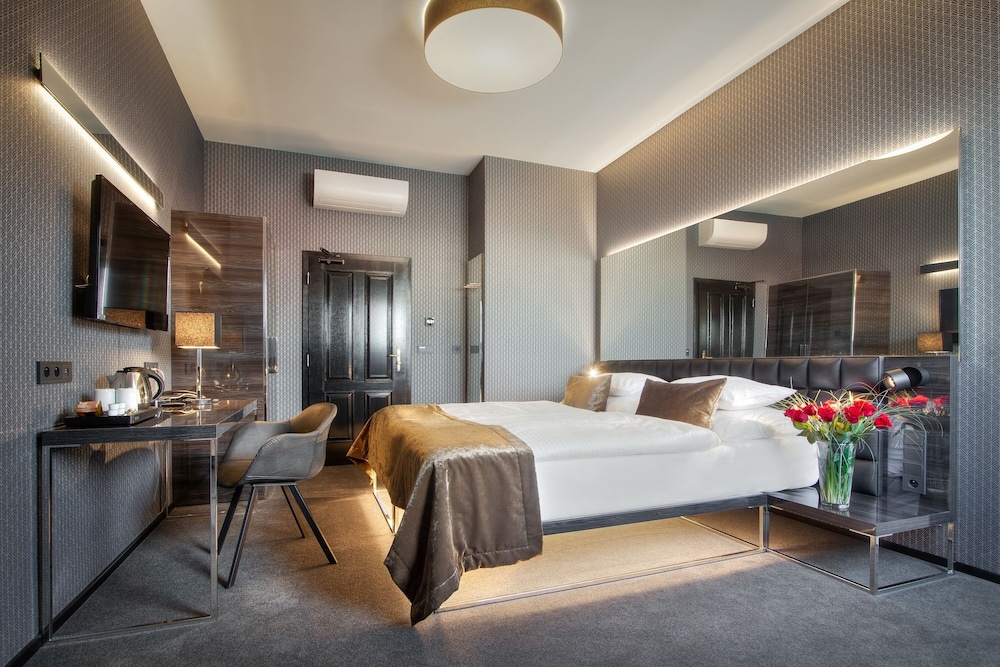 Hotel Mucha — Hotel rooms in Prague, Prague