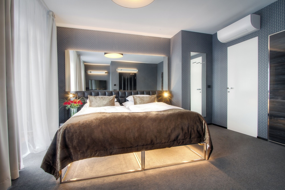 Hotel Mucha — Hotel rooms in Prague, Prague