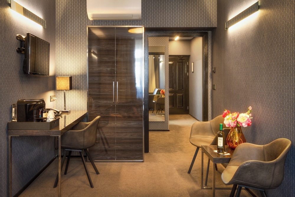 Hotel Mucha — Hotel rooms in Prague, Prague