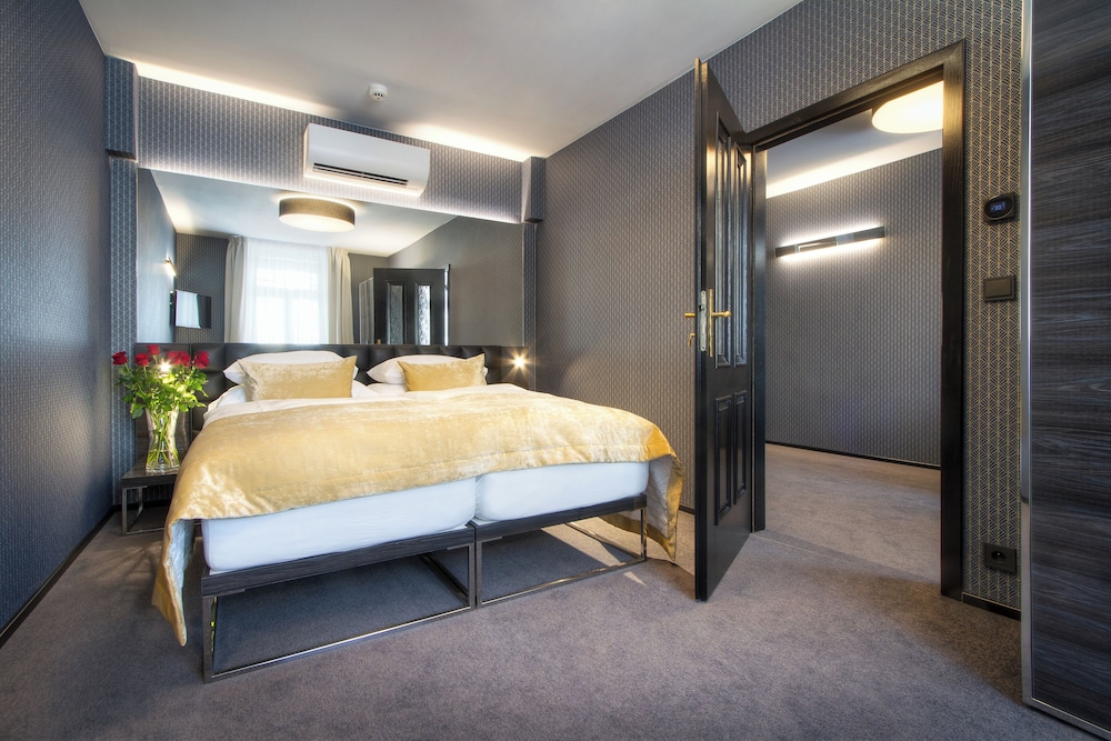 Hotel Mucha — Hotel rooms in Prague, Prague