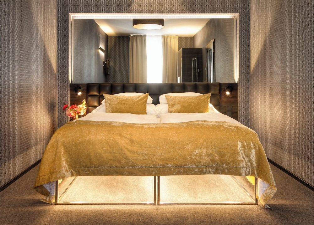 Hotel Mucha — Hotel rooms in Prague, Prague