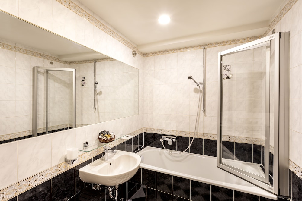 Hotel U Zlatého Stromu Prague by BHG — Hotel rooms in Prague, Prague