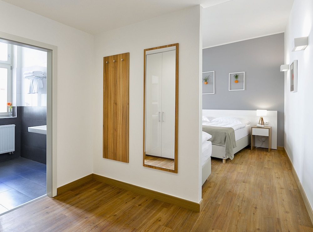 Hotel Garden Court — Hotel rooms in Prague, Prague