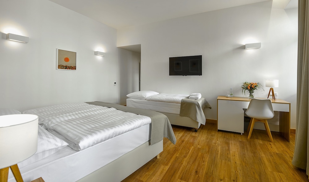 Hotel Garden Court — Hotel rooms in Prague, Prague